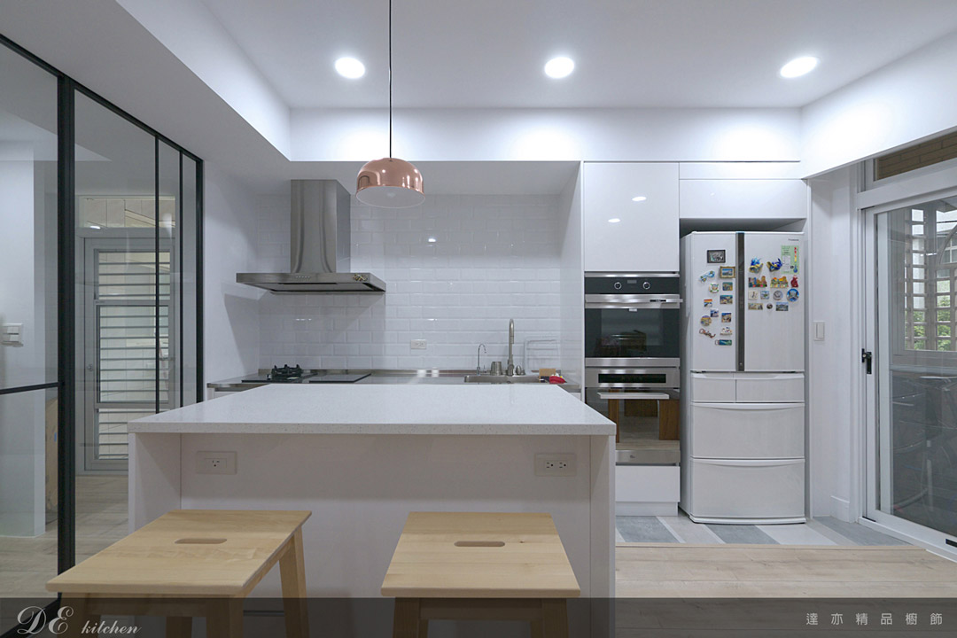 廚房設計｜北歐風格｜檯面 DA LONG 不鏽鋼｜檯面 矽鋼石｜門板 結晶鋼烤：純白